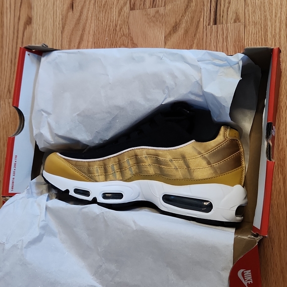 Nike Shoes - Women's Airmax 95 LX size 8.5